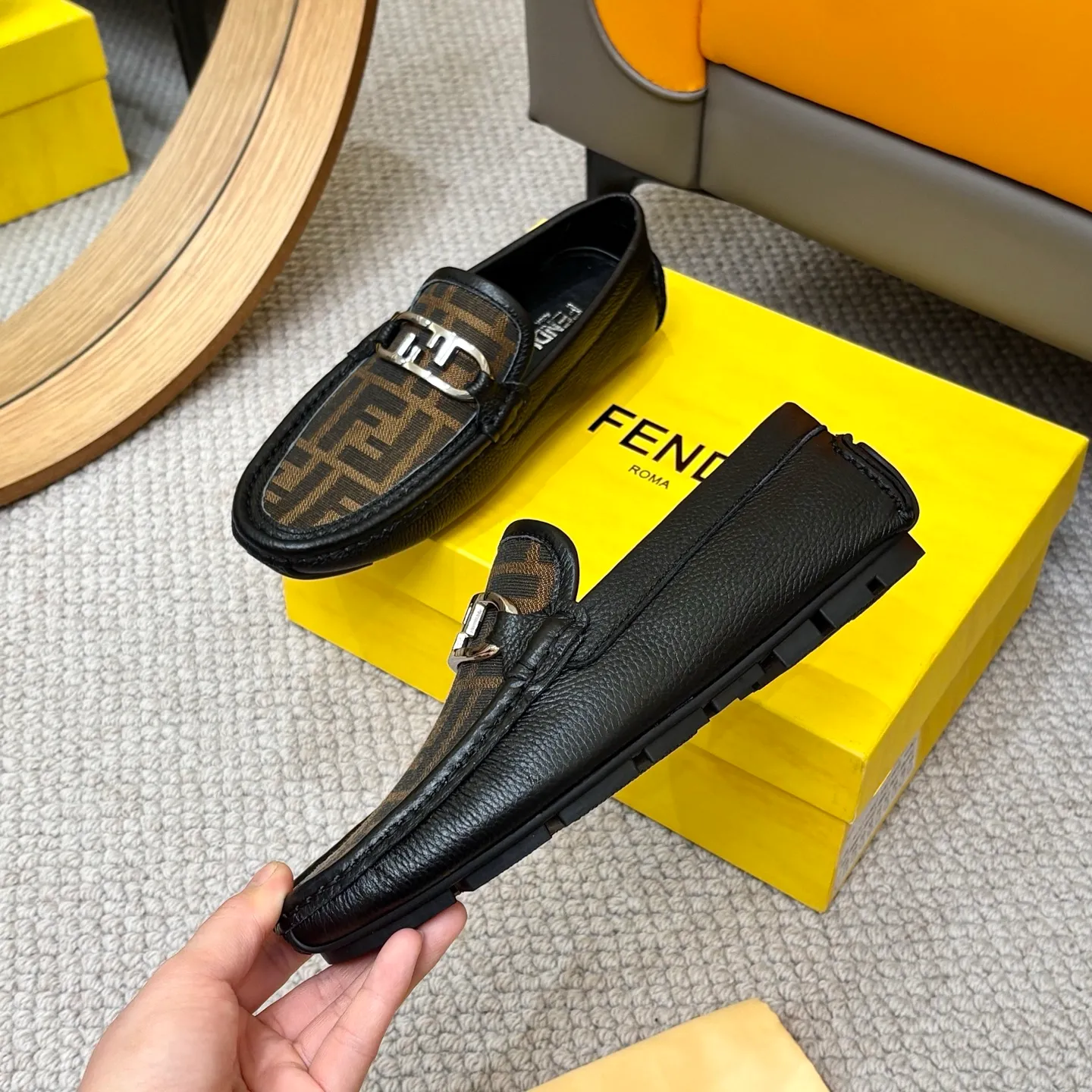 Men's shoes 💰420 [FENDI Fendi] 2⃣️0⃣️2⃣️5️⃣New Milan men's fashion lazy catwalk style ✅ fashionable casual beanie shoes, imported calfskin fabric, super smooth texture, sweat-absorbent and breathable, (sheepskin lining). Metal LOGO on the shoe body, Medusa avatar, irregular avatar, high-end craftsmanship logo✅ French Loft set foot design style 👟Low-key and elegant, great on-foot effect... Men's shoe size: 38-46 (4-12)